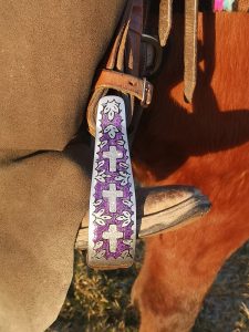 Nahaufnahme Wester-Show-Steigbügel pink