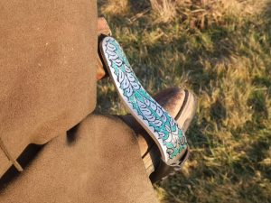 Nahaufnahme verzierter Steigbügel in Blautönen