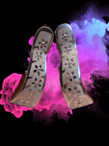 gravierte Steigbügel mit Blumenmotiven